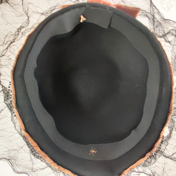 1930s Pill Bottle Hat Crushed Velvet Hat, Black Crinoline Veil, Vtg Pillbox Hat - Picture 8 of 11